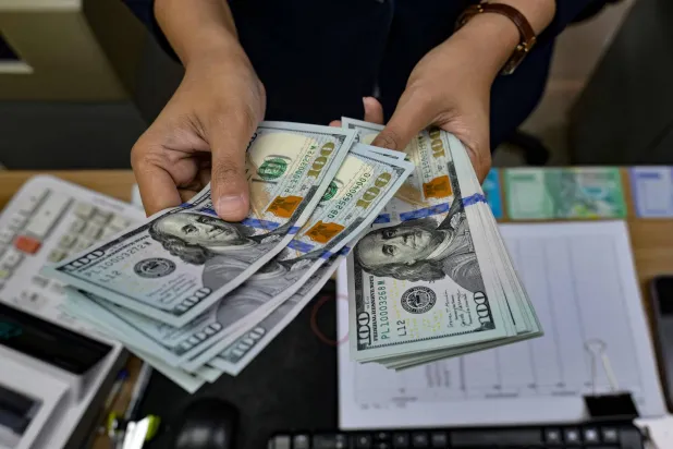 Dollar Rises on Fading Hopes of Middle East Peace Deal